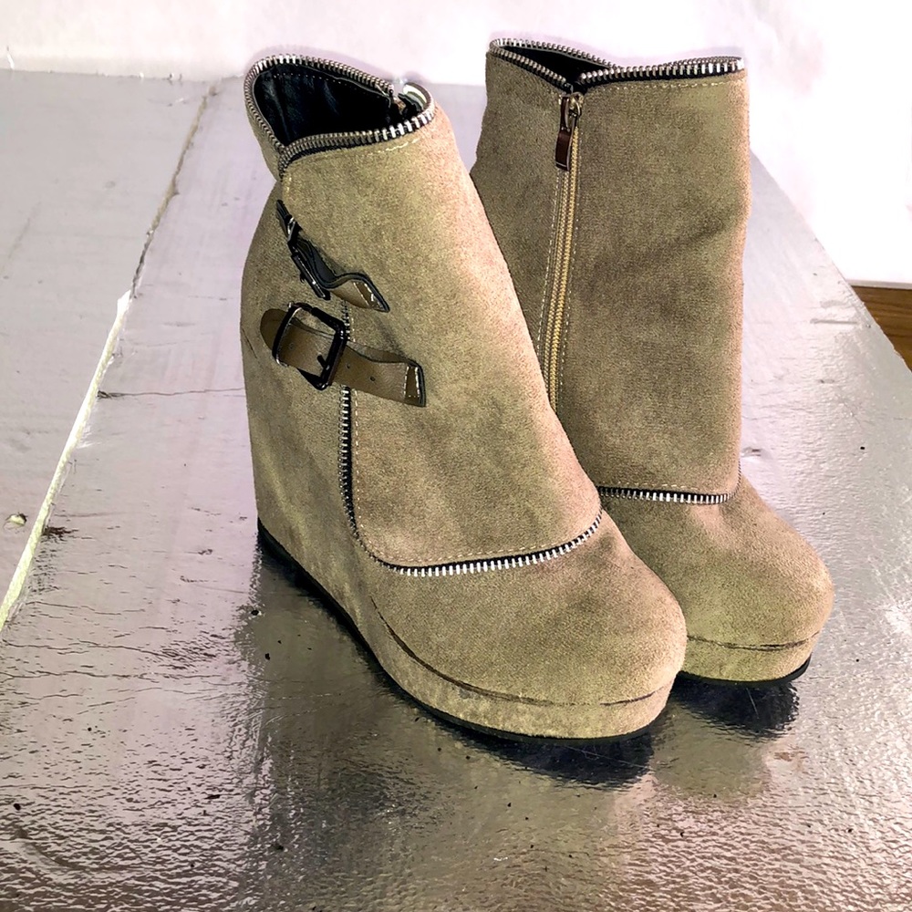 Tan suede boots cute!